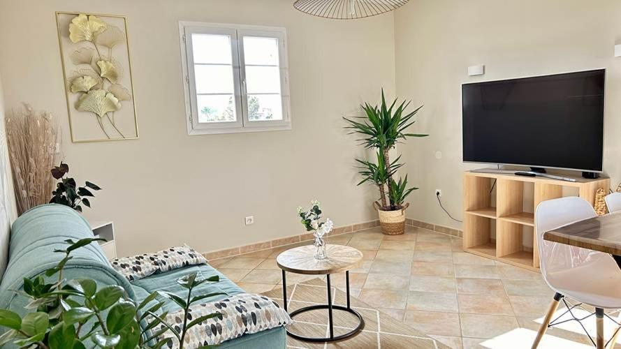2 Hebergements - 10 Couchages - Parking, Piscine, Jacuzzi - Convivialite 罗克布伦河畔阿尔让 外观 照片