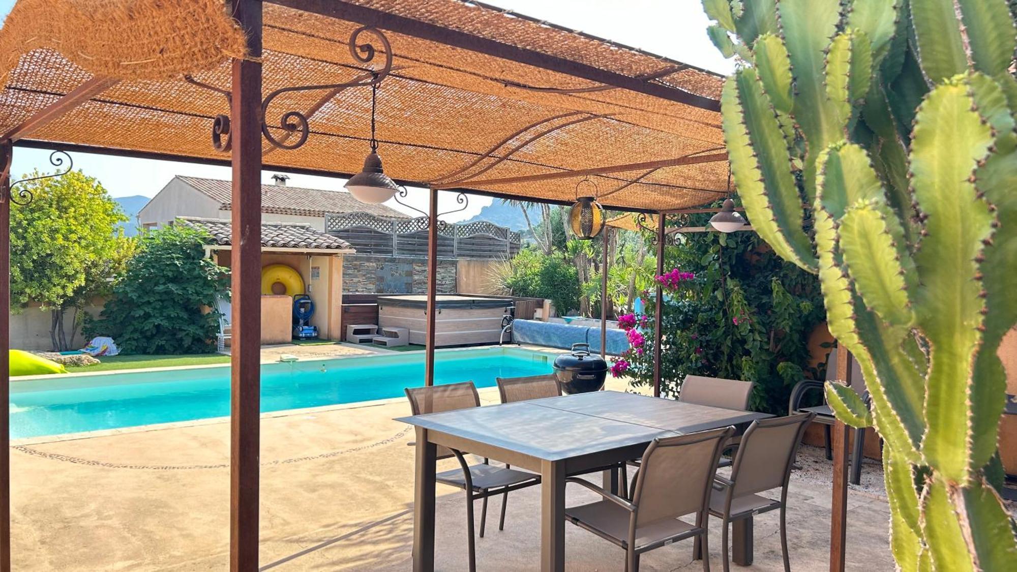 2 Hebergements - 10 Couchages - Parking, Piscine, Jacuzzi - Convivialite 罗克布伦河畔阿尔让 外观 照片